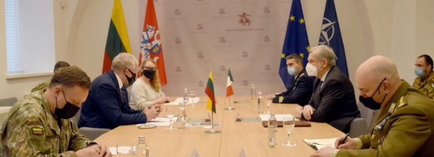 L’Ambasciatore d’Italia Ungaro incontra il Ministro lituano della Difesa nazionale Anušauskas