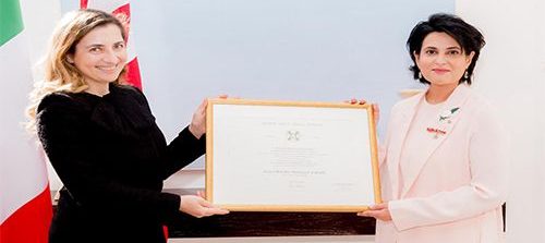 L’Ambasciatrice d’Italia in Bahrain Paola Amadei consegna l’onorificenza della Stella d’Italia a Sheikha Hala