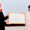 L’Ambasciatrice d’Italia in Bahrain Paola Amadei consegna l’onorificenza della Stella d’Italia a Sheikha Hala