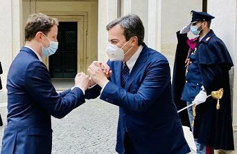 Amendola vede Beaune: Su vaccini Europa parli con una sola voce