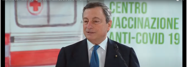Il presidente del Consiglio Draghi illustra il decreto legge volto a fronteggiare i rischi sanitari connessi al Covid in occasione della visita al centro vaccinale anti Covid di Fiumicino