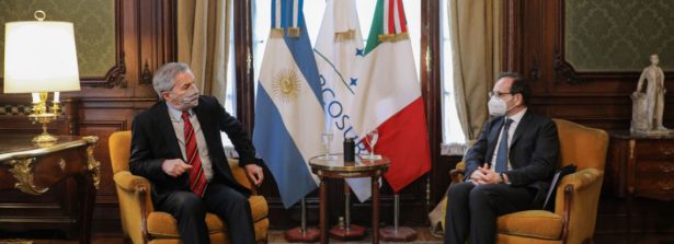 L’Ambasciatore d’Italia a Buenos Aires Giuseppe Manzo riceve la Gran Croce dell’Orden de Mayo