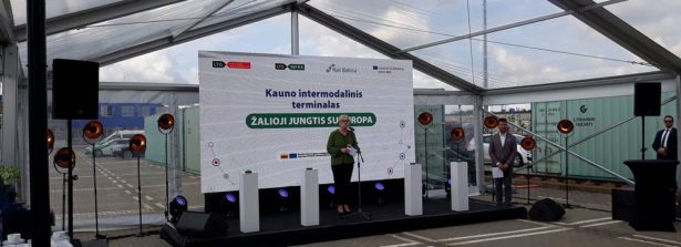 L’Ambasciatore a Vilnius Ungaro con il Primo Ministro lituano Ingrida Šimonytė all’inaugurazione del terminal intermodale di Kaunas del progetto Rail Baltica