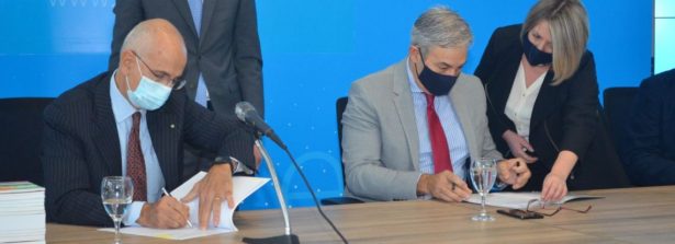 L’ambasciatore Giovanni Iannuzzi e il presidente del CODICEN di ANEP, Robert Silva, hanno firmato un’intesa, volta a estendere l’insegnamento della lingua e della cultura italiana alle scuole secondarie uruguaiane