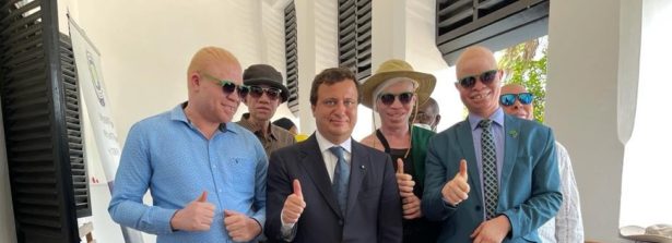 L’Ambasciatore d’Italia Lombardi alla cerimonia di consegna di occhiali e lenti per l’Associazione Albini della Tanzania