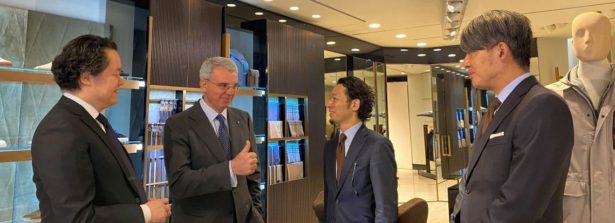 L’Ambasciatore d’Italia in Giappone Benedetti incontra il team di Brioni presso lo store di Ginza