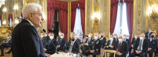 Mattarella: “Dal ‘nostro’ 25 aprile, viene un appello alla pace. Alla pace, non ad arrendersi di fronte alla prepotenza”