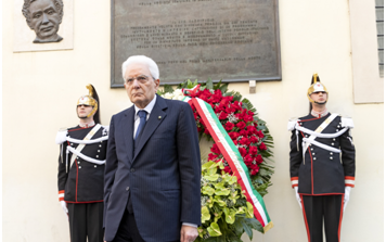 Il Presidente Mattarella depone una corona di fiori in via Caetani. Contemporaneamente è stato deposto un cuscino di fiori sulla tomba a Torrita Tiberina, nell’anniversario dell’uccisione di Aldo Moro