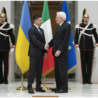 Mattarella a Zelenskyy: “L’Italia sostiene fermamente l’integrità territoriale, la sovranità, l’indipendenza e la libertà dell’Ucraina e ribadisce il suo impegno ad assistere il popolo ucraino anche sotto il profilo umanitario e della ricostruzione”