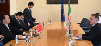Italia-Cina, il Vice Ministro Cirielli incontra il Vice Presidente dell’Agenzia per la Cooperazione allo Sviluppo Fengtao