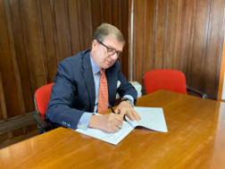 Brasile, l’Ambasciatore Azzarello firma un Accordo sull’insegnamento della lingua italiana a livello universitario con il Presidente dell’Associazione di Istruzione Superiore