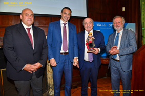 Affisso “The Wall of Fame “ dell’emigrazione  presso l’Istituto Italiano di Cultura di New York. Fino a fine agosto le foto di Rocco Commisso e Carlo Scissura in mostra nella casa della cultura italiana nella Grande Mela