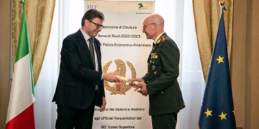 MEF, Giorgetti consegna i diplomi agli ufficiali della Guardia di Finanza
