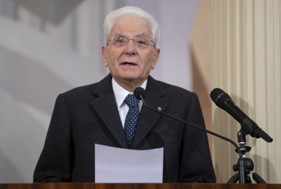 Mattarella all’Università di Santiago del Cile: “L’Italia ha da sempre intrattenuto profonde relazioni d’amicizia con il Cile, alimentate anche dalla presenza di un’ampia collettività di origine italiana che è parte integrante del popolo cileno, nonché dalla condivisione dei valori democratici e dello Stato di diritto, dalla comune azione, anche a livello internazionale, a tutela dei diritti umani”