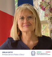 Il saluto ai connazionali della nuova Ambasciatrice d’Italia a Seoul, Emilia Gatto: Tantissimi sono i settori in cui potremo lavorare insieme. Avrò bisogno della collaborazione di tutti voi, che siete in questo Paese da più tempo di me