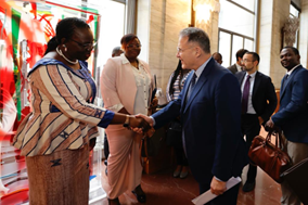 Il Vice Ministro Edmondo Cirielli incontra la Ministra per gli Affari Esteri, la Cooperazione e i Burkinabé all’Estero del Burkina Faso Olivia Rouamba