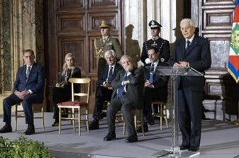 Mattarella: “Nulla può essere dato per scontato. La pace innanzitutto. Ma anche la democrazia, i valori su cui si fonda. A cominciare dall’idea di libertà”