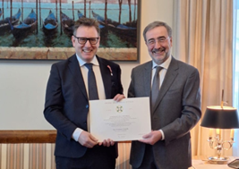 L’Ambasciatore d’Italia a Oslo, Stefano Nicoletti, l’onorificenza di Cavaliere OSI all’imprenditore Cristiano Comelli