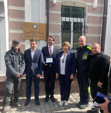 Cerimonia di donazione all’Ambasciata d’Italia in Ucraina di tre ambulanze per Kharkiv e Kiev da parte dell’associazione “La Memoria Viva”