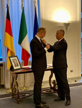 Germania, l’Ambasciatore Varricchio consegna a Oliver Bäte, Amministratore delegato di Allianz SE, l’onorificenza di Commendatore dell’Ordine al Merito della Repubblica Italiana