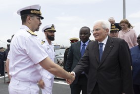 Ghana, il Presidente della Repubblica Sergio Mattarella visita nel porto di Tema la nave Bettica: “La missione in cui siete impegnati è di grande importanza, ha una finalità di grande e primario rilievo per la convivenza nel mondo, la libertà nei mari”