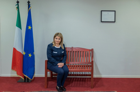Il Sottosegretario Maria Tripodi all’Ambasciata d’Italia a L’Aja: inaugurata la “panchina rossa”