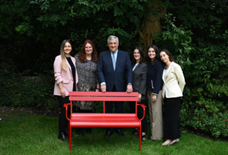 Francia, il Ministro Tajani in Ambasciata a Parigi. Una “Panchina rossa” nel giardino della Rappresentanza per dire “basta” alla violenza e alla discriminazione contro le donne