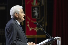 Il Presidente Mattarella ad Aosta per le celebrazioni per l’80° anniversario della resistenza, della liberazione e dell’autonomia della Valle d’Aosta: “ È un valore, quello delle terre e dei popoli di frontiera,  che l’Ue ha saputo far crescere e valorizzare ulteriormente, dando sempre maggiore spessore alla nostra comune cultura europea”