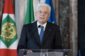 La celebrazione al Quirinale per “I Giorni della Ricerca”, Mattarella: “Sono tanti anche i giovani ricercatori che trovano spazio all’estero e vi rimangono, pur desiderando di operare in Italia, e raggiungono livelli di assoluta eccellenza. È interesse nazionale fare in modo che possano conseguirli nel nostro Paese”