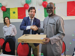 Ambasciata d’Italia a Dakar e Agenzia Italiana per la Cooperazione allo Sviluppo, hanno fornito materiale digitale al liceo di Mbour per rafforzare l’insegnamento della lingua italiana