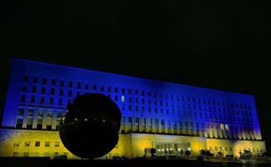 Farnesina e Colosseo  illuminate con i colori della bandiera ucraina  nella Giornata dell’Indipendenza  . Tajani a Sybiha: “Rendiamo omaggio alla forza e al coraggio del vostro popolo”