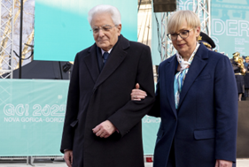 Nova Gorica – Gorizia, inaugurata dai Presidenti Mattarella e Pirc Musar la Prima Capitale europea della cultura transfrontaliera. Il Capo dello Stato: Con l’ingresso della Slovenia nell’Unione Europea, venti anni or sono, i nostri Paesi si sono ricongiunti in un percorso condiviso. Le differenze, le incomprensioni, hanno lasciato il posto a fattori che uniscono. Questo esprime il grande valore storico della integrazione Europea