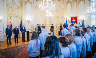 Giochi Olimpici Invernali Speciali di Torino, l’Ambasciatore d’Italia a Bratislava De Felice alla cerimonia di consegna della bandiera agli atleti della nazionale slovacca presso il Palazzo Presidenziale