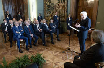 Il Capo dello Stato ha ricevuto una delegazione dell’Associazione Italiana Editori, Mattarella: “Chi legge non vive più a lungo, non vive molte vite, ma certamente vive in maniera piena”