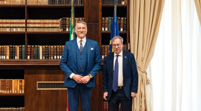 Italia-UK, incontro tra il Ministro Giuli e l’Ambasciatore britannico Llewellyn