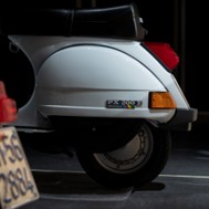 “Vespa. Una leggenda del Made in Italy” al Castello di Bratislava la Vespa del film “Vacanze romane” e altri modelli dello scooter italiano più amato al mondo