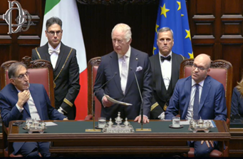 Re Carlo III interviene nell’Aula di Montecitorio: “E’ incoraggiante vedere i due paesi lavorare insieme per contrastare la perdita di biodiversità e ridurre le emissioni, e non posso che plaudire agli imprenditori italiani per i loro successi pionieristici”