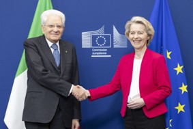 Ursula von der Leyen a Mattarella: “Lei è punto di riferimento per tutti gli europei”