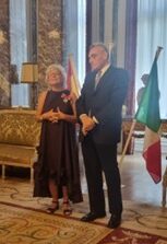 L’Ambasciatore d’Italia in Spagna Giuseppe Buccino Grimaldi consegna di tre onorificenze dell’Ordine della Stella d’Italia