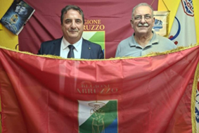 Regione Abruzzo, consegnata dal consigliere Monaco (Avs) la bandiera dell’Abruzzo ai corregionali in Belgio