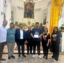 Rivottoli di Serino (AV) celebra gli emigranti con la 1ª edizione di “Sant’Antonio Nostrum e Festa dell’Emigrante”. Le radici non si spezzano: un omaggio a Luciano Claudio, figlio dell’Irpinia nel mondo