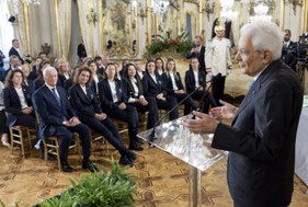 Il Presidente della Repubblica ha incontrato la Nazionale di calcio femminile, Mattarella: “Lo sport, con i valori che esprime e a cui si ispira, rafforza, consolida la vita sociale”