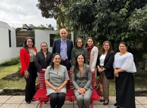 Ecuador, panchina rossa nell’Ambasciata a Quito nella giornata eliminazione violenza su donne