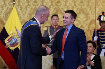 Quito, il Presidente Noboa ha insignito l’Ambasciatore d’Italia Davoli della Gran Croce dell’Ordine “Honorato Vasquez”. Al Magistrato Di Sciuva il riconoscimento di Commendatore dell’Ordine al Merito nazionale