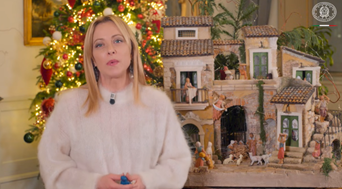 Il videomessaggio di auguri agli italiani per le festività del Presidente del Consiglio, Giorgia Meloni: “Il presepe racconta una storia, custodisce dei valori, rende più profonde le radici. E una Nazione che conosce le proprie radici è una Nazione che non ha paura del confronto né del futuro”