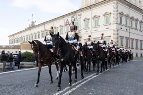 Festa del Tricolore, cambio della Guardia solenne del Reggimento Corazzieri sulla Piazza del Quirinale
