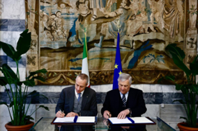 Il Ministro degli Esteri Tajani firma con l’Amministratore Delegato Del Fante il Protocollo d’Intesa tra Maeci e Poste Italiane