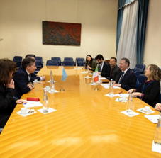 Incontro alla Farnesina tra il Vice Ministro Cirielli e il Sottosegretario ONU per gli Affari Umanitari e Coordinatore degli aiuti d’emergenza Fletcher