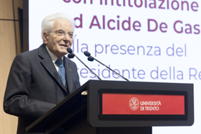 Il Presidente Mattarella per l’inaugurazione a Trento dell’anno accademico dell’Università e l’intitolazione a De Gasperi della Biblioteca: “In questo momento difficile della vita del mondo Alcide De Gasperi ci parla ancora”