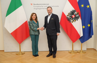 Missione a Vienna del Ministro per le Riforme Istituzionali Alberti Casellati. Incontro con la comunità italiana all’Ambasciata. Colloqui con il Sottosegretario alla deregolamentazione e sburocratizzazione Schellhorn e con il Primo Presidente del Consiglio Regionale di Vienna Meidlinger